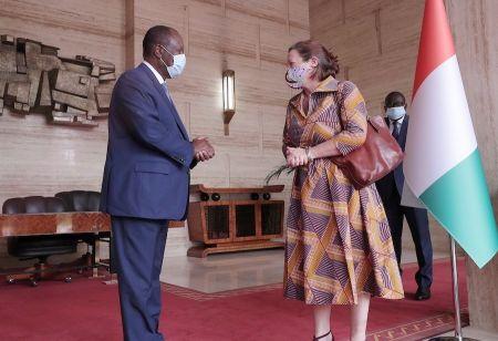 Alassane Ouattara, président de la République de Côte d'Ivoire et Josephine Lucy Louisa Gauld, ambassadrice de Grande-Bretagne en Côte d'Ivoire, lors d’un entretien le 8 décembre 2020.