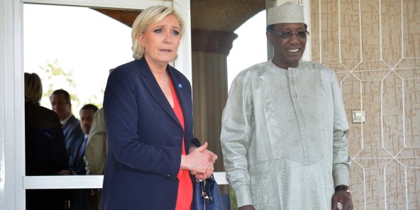 Marine Le Pen avec l’ancien président du Tchad, feu Idriss Déby Itno, à N’Djamena, le 21 mars 2017. © BRAHIM ADJI/AFP